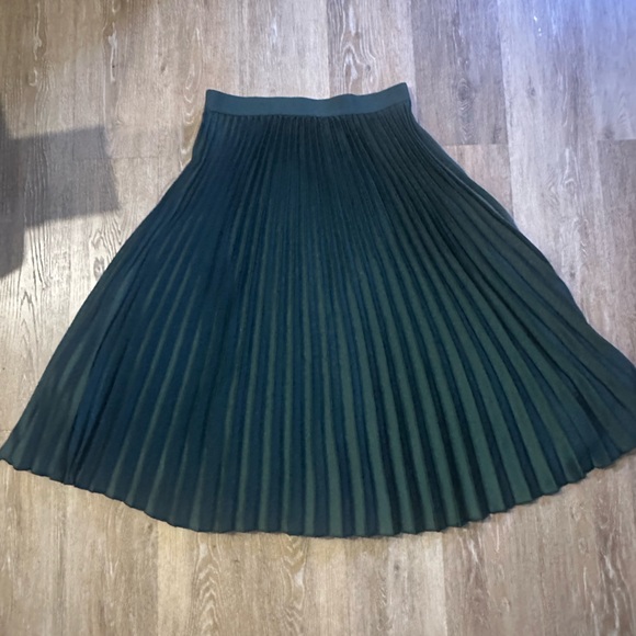 H&M Dark Green A-Line Pleated Skirt - Picture 2 of 3
